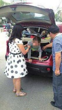 媽媽讓兒子鉆后備箱：汽車后備箱能坐人嗎？