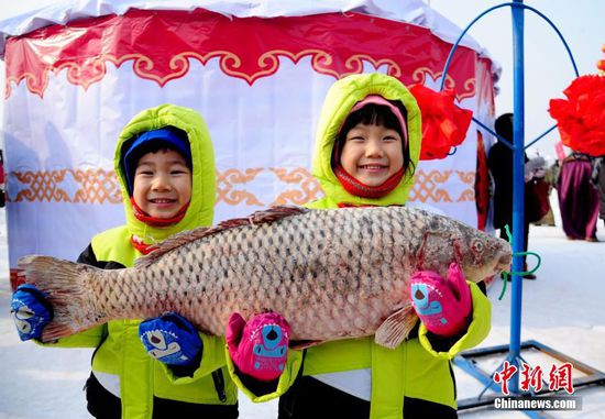 2016年01月16日，遼寧省沈陽(yáng)市，為期一個(gè)半月的第四屆遼寧康平臥龍湖大遼文化冬捕節(jié)在沈陽(yáng)市康平縣臥龍湖開(kāi)幕，期間舉行遼代祭祖儀式、祭湖醒網(wǎng)儀式、觀看北方傳統(tǒng)古法捕魚(yú)、品嘗魚(yú)頭湯、看雪雕、逛廟會(huì)等豐富多彩的系列活動(dòng)。臥龍湖位于沈陽(yáng)北部，面積127.5平方公里，是遼寧省最大的平原淡水湖。當(dāng)?shù)氐拇筮|文化冬捕節(jié)已經(jīng)連續(xù)舉辦三屆，遼代元素貫穿整個(gè)冬捕活動(dòng)，成為遼寧北部地區(qū)獨(dú)具特色的冬季旅游品牌。視覺(jué)中國(guó)