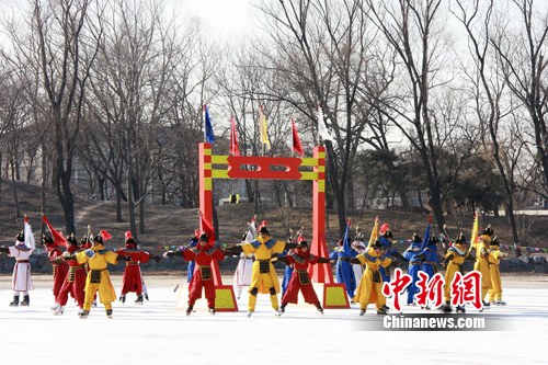 2011年，清代歷史上被視為“國(guó)俗”的冰嬉表演重現(xiàn)古都北京。 應(yīng)妮 攝