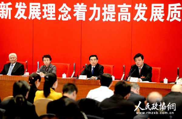 北京市市長王安順，政協(xié)主席吉林在座談會現(xiàn)場聽取委員發(fā)言