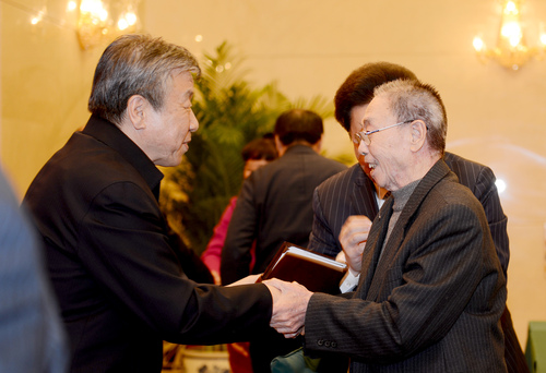 全國政協(xié)京昆室成立30年座談會現(xiàn)場 全國政協(xié)副主席、京昆室主任盧展工問候老委員