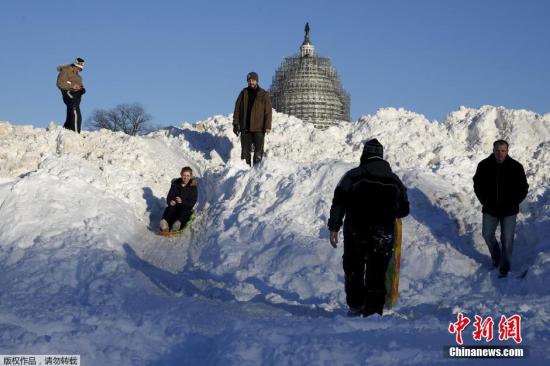 當(dāng)?shù)貢r(shí)間1月24日，美國(guó)遭遇暴風(fēng)雪襲擊。罕見(jiàn)暴風(fēng)雪天氣重創(chuàng)美國(guó)東北部地區(qū)，當(dāng)天美國(guó)首都華盛頓、費(fèi)城全城停擺，美國(guó)最大城市紐約幾乎全城癱瘓。