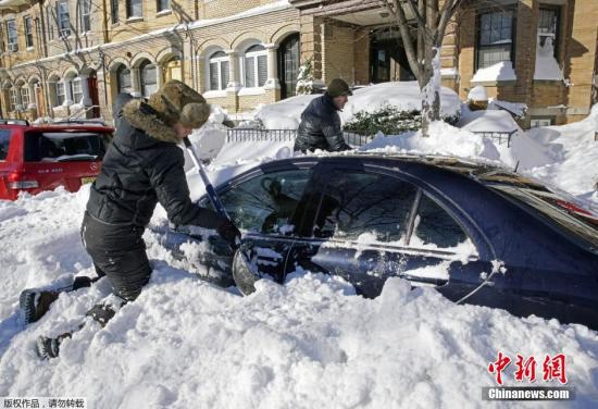 當(dāng)?shù)貢r(shí)間1月24日，美國(guó)遭遇暴風(fēng)雪襲擊。罕見(jiàn)暴風(fēng)雪天氣重創(chuàng)美國(guó)東北部地區(qū)，當(dāng)天美國(guó)首都華盛頓、費(fèi)城全城停擺，美國(guó)最大城市紐約幾乎全城癱瘓。