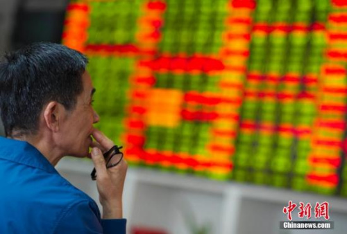 1月5日，?？谀匙C券交易大廳的股民。 <a target='_blank' href='http://www.chinanews.com/'>中新社</a>記者 駱云飛 攝