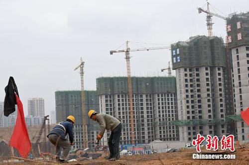 11月11日，山西太原，民工在一建筑工地作業(yè)。<a target='_blank' href='http://www.chinanews.com/'>中新社</a>記者 武俊杰 攝