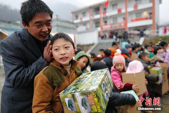 資料圖。1月22日，四川省綿陽市北川縣桃龍鄉(xiāng)鐵龍村舉辦留守兒童新年禮物發(fā)放活動。<a target='_blank' href='http://www.chinanews.com/'>中新社</a>記者 王駿 攝