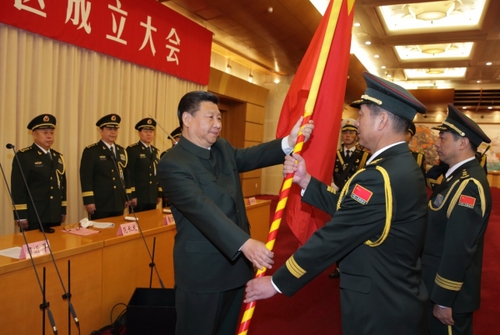 這是習近平將軍旗授予西部戰(zhàn)區(qū)司令員趙宗岐、政治委員朱福熙。