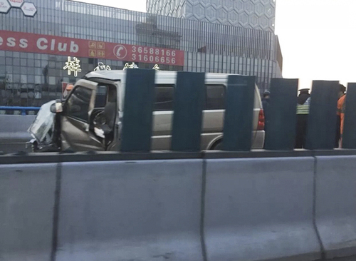 公交逆行撞面包車 20年駕齡老司機(jī)不聽售票員提醒