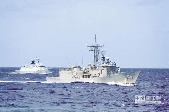 資料圖：1月1日，在澳洲以東海域，解放軍海軍益陽艦（左）和澳洲海軍達爾文號護衛(wèi)艦（右）在南太平洋舉行聯(lián)合演練。