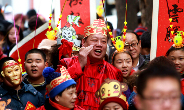 2月4日是中國傳統(tǒng)節(jié)氣立春，北京東四街道社區(qū)居民頭戴金猴頭飾參加“春官春吏報春”活動。