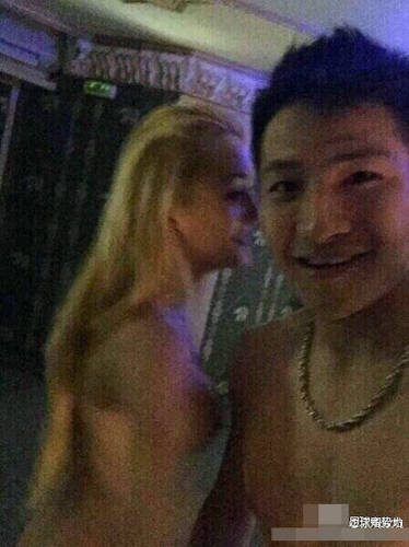 　楊笑天與穿著暴露的外國女郎親密自拍。