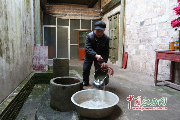 alt=老人每天早上起來后，就開始打水、洗臉、點油燈、抹神案······