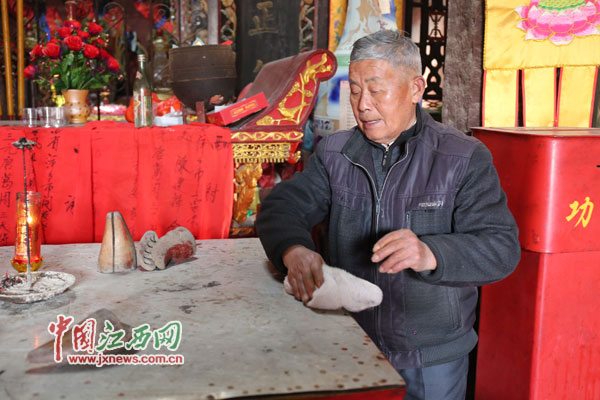 alt=老人每天早上起來后，就開始打水、洗臉、點油燈、抹神案······