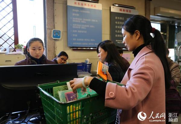 市民持市民卡或身份證都可借閱新書。