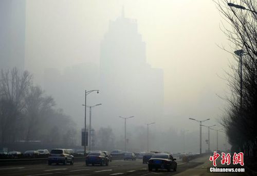 2月23日，新疆烏魯木齊市再度出現(xiàn)重度霧霾天氣，整個城市籠罩在霧霾之中，空氣質(zhì)量指數(shù)為嚴(yán)重污染。22日為農(nóng)歷正月十五，該市隨處都可聽到燃放煙花炮竹的聲音，夜晚時分達(dá)到頂峰，燃放煙花炮竹產(chǎn)生的煙霧，久久無法散去。圖為城區(qū)高層樓宇隱沒在霧霾之中，遠(yuǎn)看酷似“海市蜃樓”。