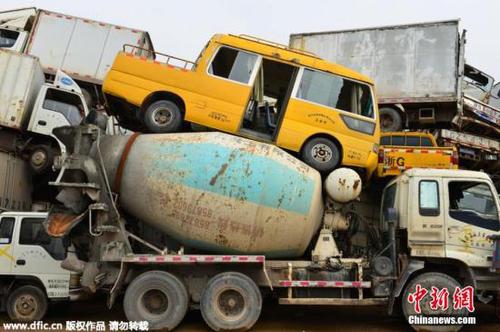 資料圖：2015年4月8日，浙江義烏市治理淘汰黃標車回收倉庫，6000多輛淘汰回收的各類黃標車等待拆解。 呂斌 攝 圖片來源：東方IC 版權(quán)作品 請勿轉(zhuǎn)載