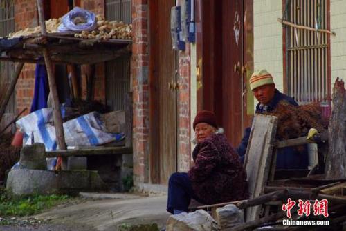 資料圖：2015年12月3日，在地處廣西偏遠山區(qū)的柳江縣土博鎮(zhèn)世界村世界屯，村莊中偶有幾個老人在田間地頭或房前出現(xiàn)。該村為廣西壯族自治區(qū)級貧困村，人口約2100人。因地處山區(qū)，田地少，甘蔗和種桑養(yǎng)蠶為百姓收入來源，年人均純收入不足3000元，60%以上人口外出務(wù)工。今年9月底，該村通往鎮(zhèn)上的路才全線貫通，告別崎嶇山路。今年10月廣西全面啟動精準扶貧工作，確保到2020年538萬農(nóng)村貧困人口如期脫貧。 朱柳融 攝