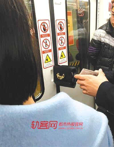 女乘客坐地鐵太擠退了出來(lái)關(guān)門(mén)瞬間包被夾走（圖）
