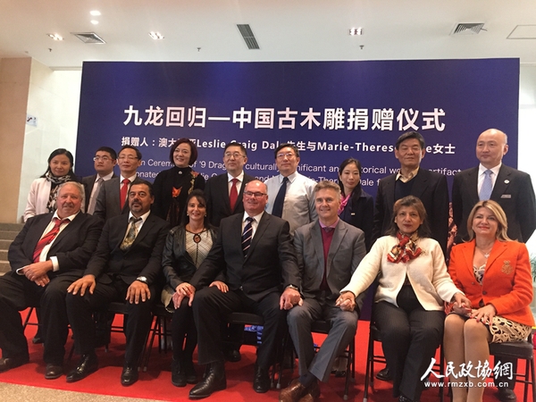 僑聯(lián)之友群友與捐贈(zèng)人團(tuán)隊(duì)合影