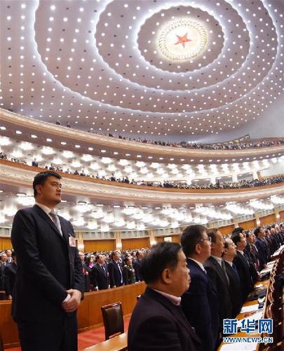 3月3日，中國人民政治協(xié)商會議第十二屆全國委員會第四次會議在北京人民大會堂開幕。這是委員們高唱國歌。 新華社記者 謝環(huán)馳 攝