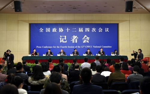 新華社照片，北京，2016年3月11日 
   政協(xié)委員談提振經(jīng)濟發(fā)展信心
   3月11日，全國政協(xié)十二屆四次會議在北京梅地亞兩會新聞中心召開記者會，邀請全國政協(xié)委員傅成玉、孫蔭環(huán)、盧志強、王文彪、徐冠巨就提振經(jīng)濟發(fā)展信心，企業(yè)在調(diào)整結(jié)構(gòu)、轉(zhuǎn)型升級、提質(zhì)增效中發(fā)揮積極作用回答記者提問。 
    新華社記者 陳益宸 攝