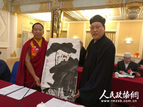 兩會期間，唐誠青委員為十一世班禪作畫。
