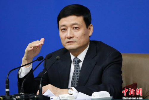 3月12日，十二屆全國人大四次會議新聞中心舉行記者會，邀請國務(wù)院國有資產(chǎn)監(jiān)督管理委員會主任肖亞慶、副主任張喜武、副主任黃丹華和副秘書長、新聞發(fā)言人彭華崗就“國企改革”的相關(guān)問題回答中外記者的提問。圖為肖亞慶答記者問。 <a target='_blank' href='http://www.chinanews.com/'>中新社</a>記者 張浩 攝