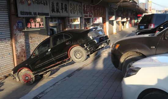 吉林街頭現(xiàn)奇葩停車 轎車在一米高臺階上(圖)