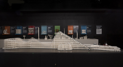塔克在創(chuàng)作這些作品時，僅僅依靠照片中的建筑的形狀進行反復嘗試，并不依賴電腦建模。（網(wǎng)頁截圖）