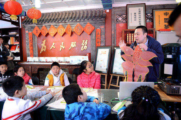 劉賓老師教孩子們國家級非物質(zhì)文化遺產(chǎn)“曹氏風箏”的制作和傳承故事。