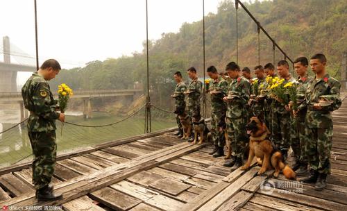 2016年3月29日，云南瑞麗，邊防大隊江橋警犬復(fù)訓(xùn)基地的官兵在警犬墓群前，帶著警犬列隊，悼念特殊的“警犬戰(zhàn)友”，敬獻(xiàn)花環(huán)。脫帽、默哀、敬禮，簡單的儀式承載了官兵與警犬之間深厚的戰(zhàn)友情誼。11年來，這個基地先后有12頭警犬光榮地完成使命，葬在山頭。