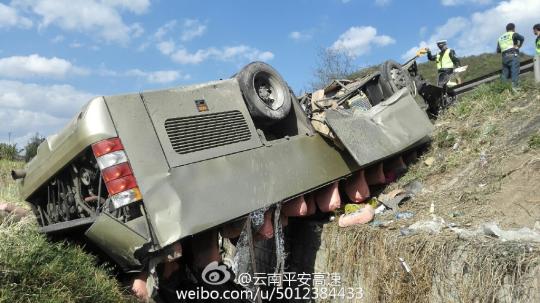 昆楚高速一旅游大巴翻車，3人現(xiàn)場死亡?！【W(wǎng)絡(luò)圖 攝