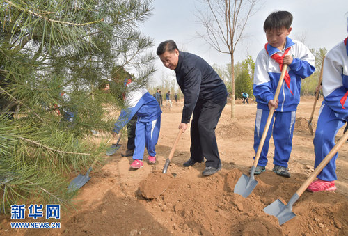 4月5日，黨和國家領(lǐng)導(dǎo)人習近平、李克強、張德江、俞正聲、劉云山、王岐山、張高麗等來到北京市大興區(qū)西紅門鎮(zhèn)參加首都義務(wù)植樹活動。這是習近平同大家一起植樹。 新華社記者 李濤 攝