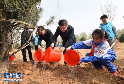 4月5日，黨和國家領(lǐng)導(dǎo)人習近平、李克強、張德江、俞正聲、劉云山、王岐山、張高麗等來到北京市大興區(qū)西紅門鎮(zhèn)參加首都義務(wù)植樹活動。 這是習近平同大家一起給剛栽下的樹苗澆水。新華社記者 李學仁 攝