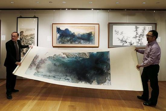 在香港蘇富比中國(guó)書畫拍賣會(huì)預(yù)展中展示的張大千《桃源圖》