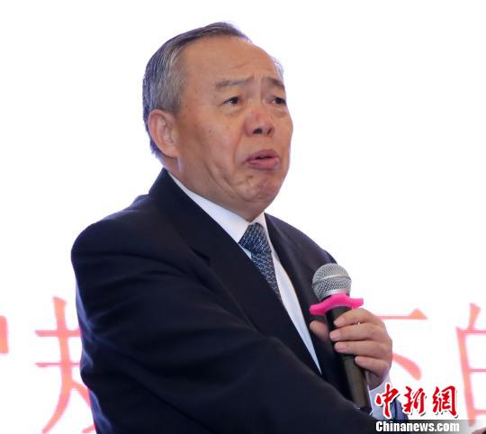 中國(guó)PPP研究院理事長(zhǎng)、原中共中央政策研究室副主任鄭新立做主旨演講?！＄娦?攝