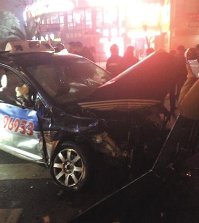 資料圖：上海超跑撞車5人傷，肇事方有人直播飆車實(shí)況。該圖片系《新京報(bào)》報(bào)道此事時(shí)刊載的網(wǎng)絡(luò)截圖。