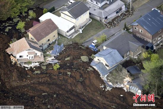 地震還引發(fā)山體滑坡。熊本縣南阿蘇村發(fā)生嚴(yán)重山體滑坡，多所居民住宅被毀。專家擔(dān)憂的，還在于這連續(xù)兩次強(qiáng)震皆發(fā)生在熊本縣境內(nèi)的著名活火山阿蘇山附近。而當(dāng)天上午阿蘇山的中岳第一火口，已經(jīng)發(fā)生了小規(guī)模的噴火。