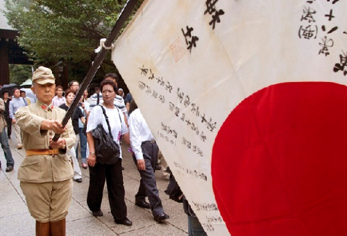 靖國(guó)神社內(nèi)的右翼分子