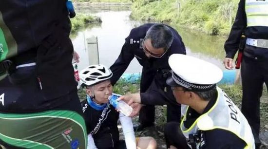 民警第一時間救護菲律賓小伙。