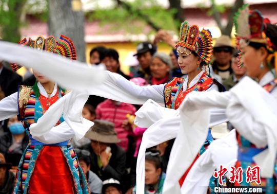 5月1日，羅布林卡公園內(nèi)的藏戲表演吸引大量市民觀看。　李林 攝