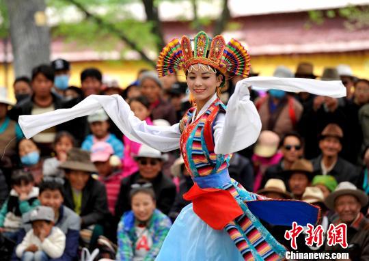 5月1日，羅布林卡公園內(nèi)的藏戲表演吸引大量市民觀看。　李林 攝