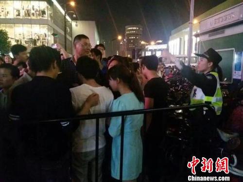 5萬人聚集杭州西湖音樂噴泉，警方未雨綢繆數(shù)小時安全疏散。　上城區(qū)公安分局提供 攝