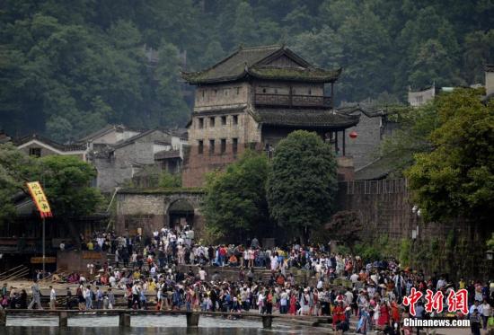 5月1日，正值“五一”小長假第二日，湖南鳳凰古城迎來了旅游高峰。 楊華峰 攝