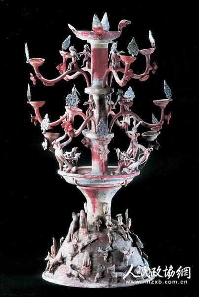 東漢陶質(zhì)彩繪百花燈，1972年出土于洛陽澗西七里河漢墓，現(xiàn)藏于洛陽博物館。