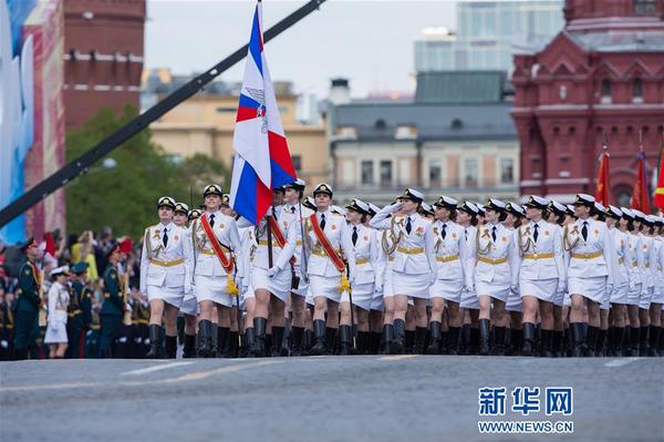 5月7日，在俄羅斯首都莫斯科，女兵方隊(duì)走過紅場(chǎng)。當(dāng)天，莫斯科紅場(chǎng)舉行勝利日閱兵式彩排，完整演練9日閱兵全過程。5月9日是俄羅斯衛(wèi)國戰(zhàn)爭(zhēng)勝利日，莫斯科紅場(chǎng)閱兵儀式是當(dāng)天的主要慶?；顒?dòng)。新華社記者白雪騏攝