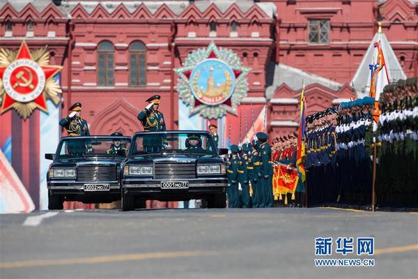 5月7日，在俄羅斯首都莫斯科，步兵方隊(duì)走過紅場(chǎng)。當(dāng)天，莫斯科紅場(chǎng)舉行勝利日閱兵式彩排，完整演練9日閱兵全過程。5月9日是俄羅斯衛(wèi)國(guó)戰(zhàn)爭(zhēng)勝利日，莫斯科紅場(chǎng)閱兵儀式是當(dāng)天的主要慶?；顒?dòng)。新華社記者白雪騏攝