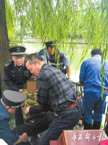 警民合力救起落水大爺。