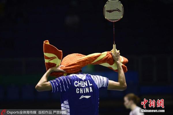 諶龍在比賽結(jié)束后用毛巾擦汗。圖片來源：Osports全體育圖片社