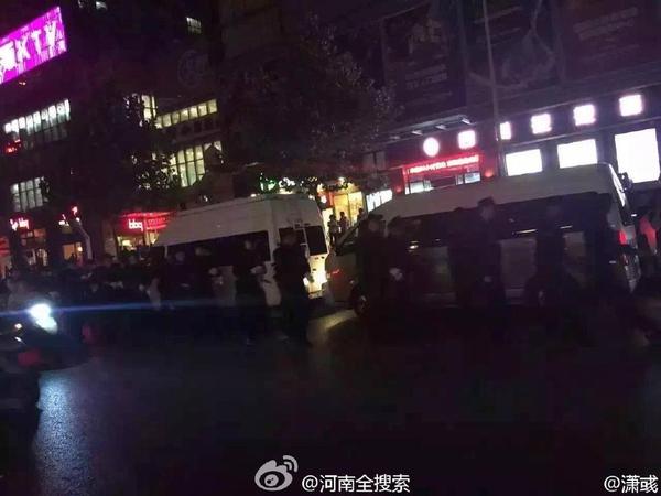 　該報道稱，5月19日22時許，鄭州警方多警聯(lián)合，集中行動，對位于二七區(qū)人和路與政通路附近，存在嚴(yán)重涉黃違法問題的紅館繽紛年代KTV進(jìn)行了突擊查處。目前，涉案相關(guān)人員已被控制，案件正在進(jìn)一步調(diào)查之中。